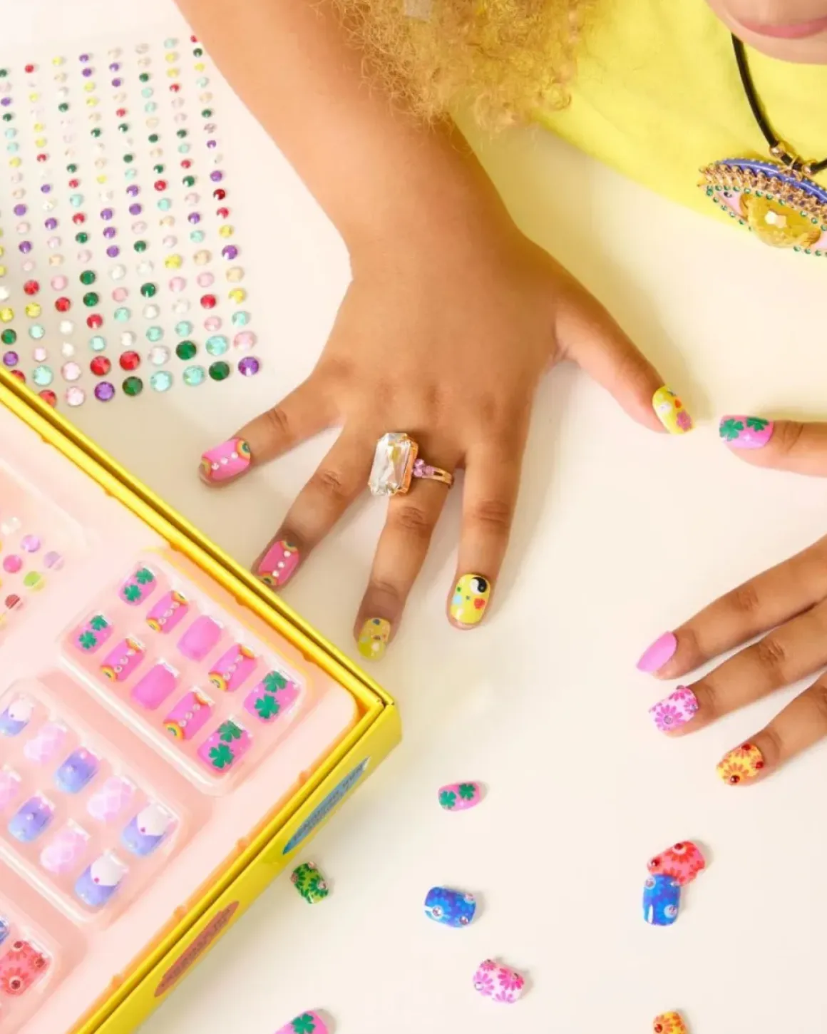 DAYS OF THE WEEK PRESS ON NAIL KIT